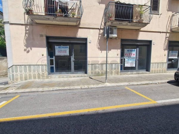 negozio in vendita a Mercato San Severino in zona Curteri