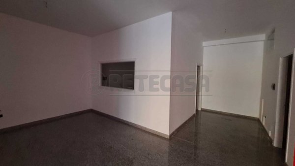 locale commerciale in vendita a Mercato San Severino in zona Curteri