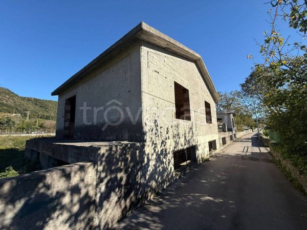 casa indipendente in vendita a Mercato San Severino in zona Lombardi