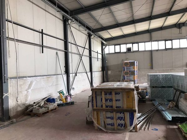 locale commerciale in vendita a Mercato San Severino in zona Sant'Angelo