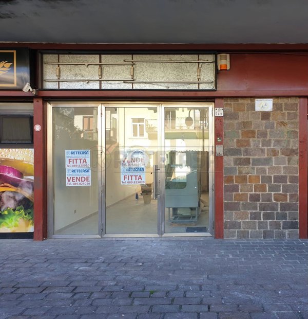locale commerciale in vendita a Mercato San Severino in zona Curteri