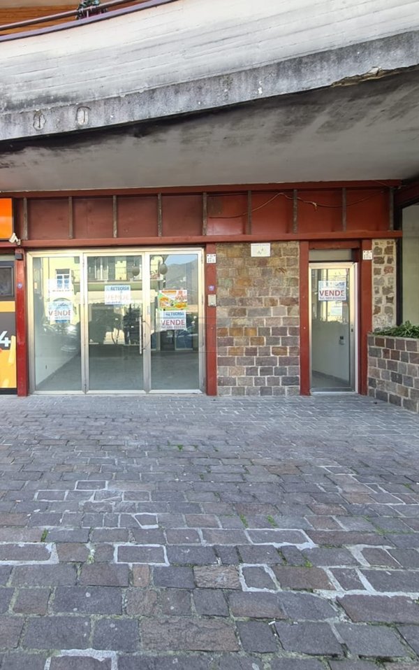 locale commerciale in vendita a Mercato San Severino in zona Curteri