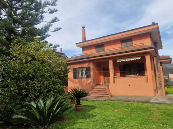 casa indipendente in vendita a Mercato San Severino in zona Curteri