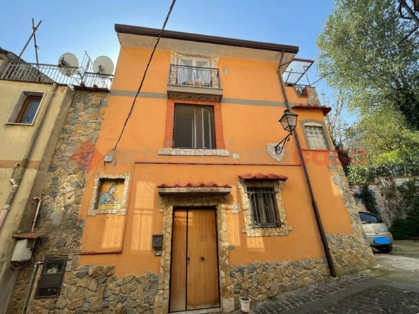 casa indipendente in vendita a Mercato San Severino in zona Carifi/Torello