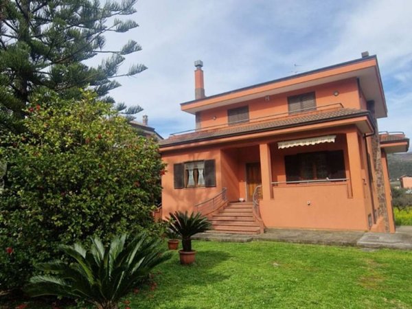 casa indipendente in vendita a Mercato San Severino in zona Curteri