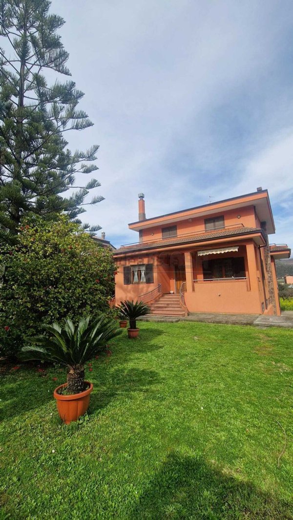 casa indipendente in vendita a Mercato San Severino in zona Curteri