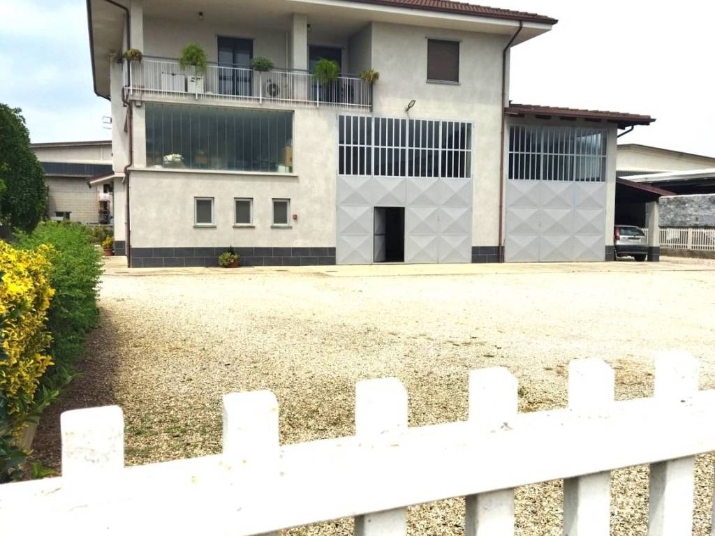 casa indipendente in vendita a Cherasco in zona Roreto