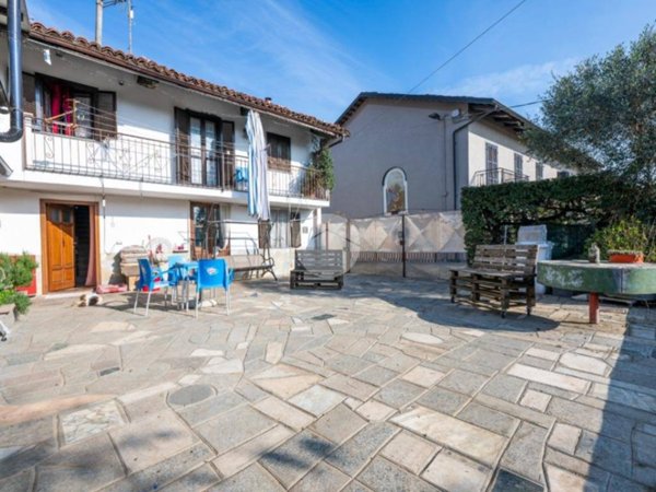 casa indipendente in vendita a Cherasco in zona Veglia
