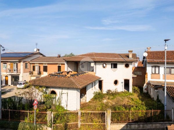 casa indipendente in vendita a Cherasco in zona Veglia