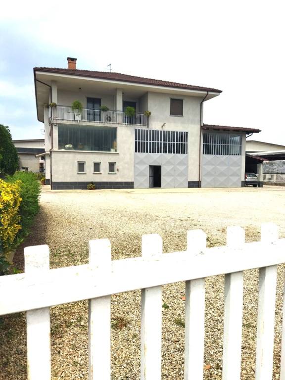casa indipendente in vendita a Cherasco in zona Roreto