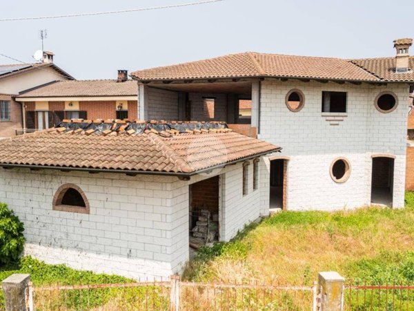 casa indipendente in vendita a Cherasco in zona Veglia