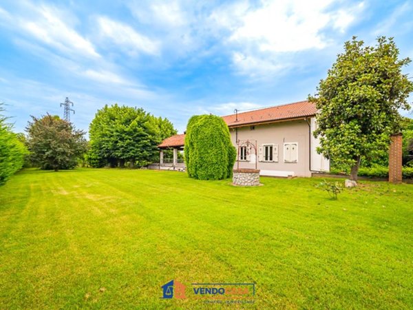casa indipendente in vendita a Cherasco in zona Roreto