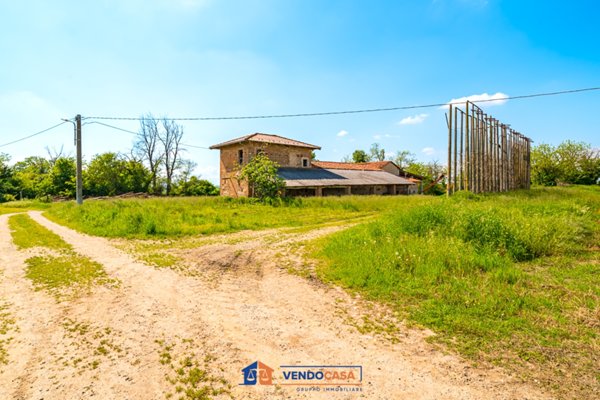casale in vendita a Cherasco