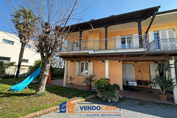 casa indipendente in vendita a Cherasco in zona Roreto