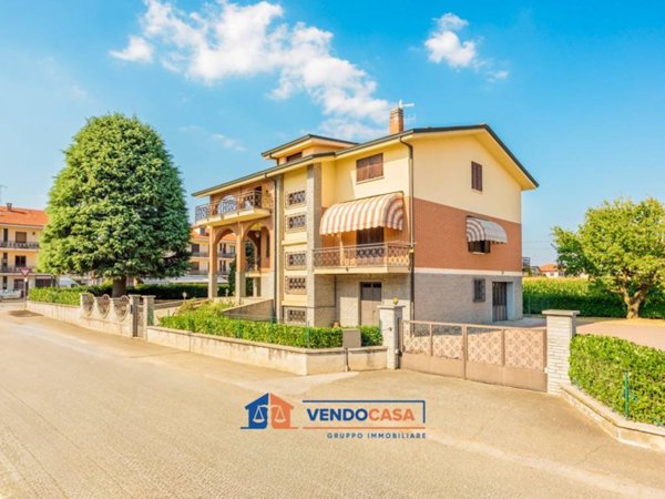casa indipendente in vendita a Cherasco in zona Roreto