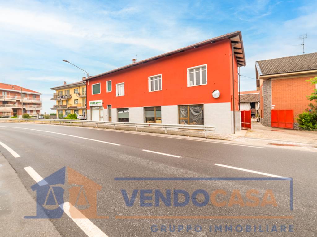 casa indipendente in vendita a Cherasco in zona Roreto