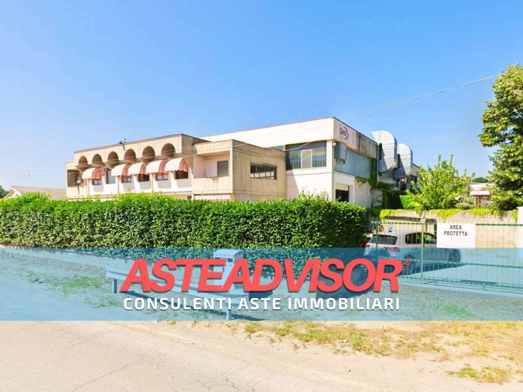 locale commerciale in vendita a Cherasco in zona Roreto