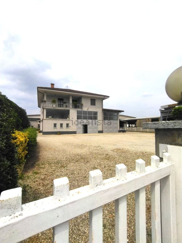 casa indipendente in vendita a Cherasco in zona Roreto