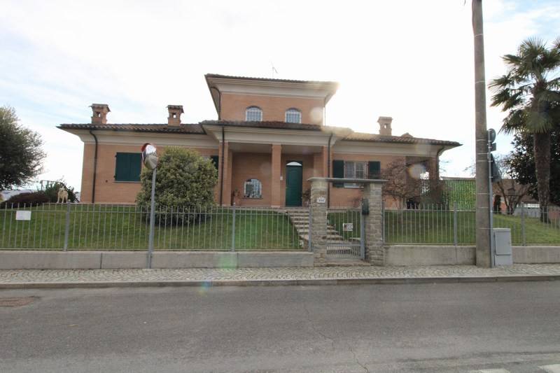 casa indipendente in vendita a Cherasco in zona Roreto