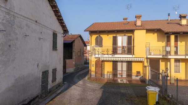 casa indipendente in vendita a Cherasco in zona Roreto