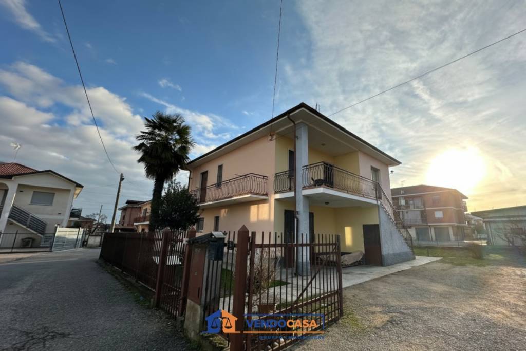casa indipendente in vendita a Cherasco in zona Roreto
