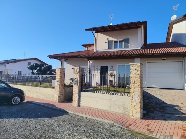 casa indipendente in vendita a Cherasco in zona Roreto