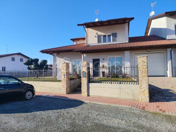 casa indipendente in vendita a Cherasco in zona Roreto