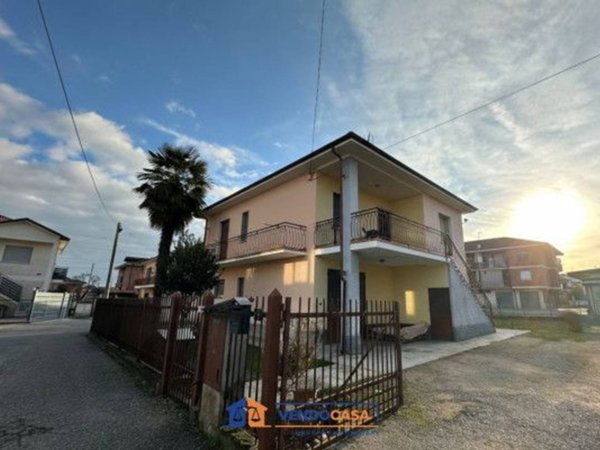 casa indipendente in vendita a Cherasco in zona Roreto