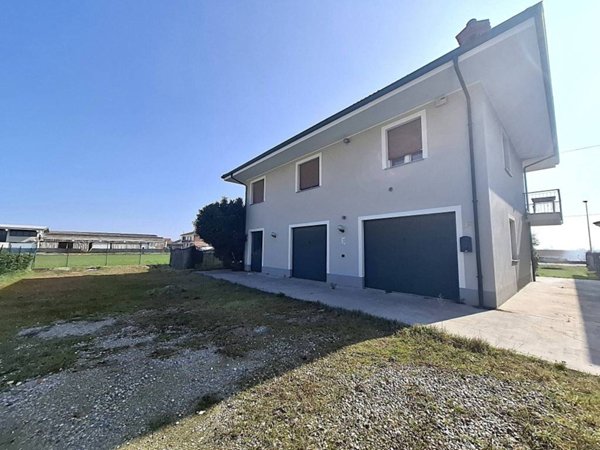 casa indipendente in vendita a Cherasco in zona Roreto