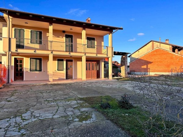 casa indipendente in vendita a Cherasco in zona Roreto