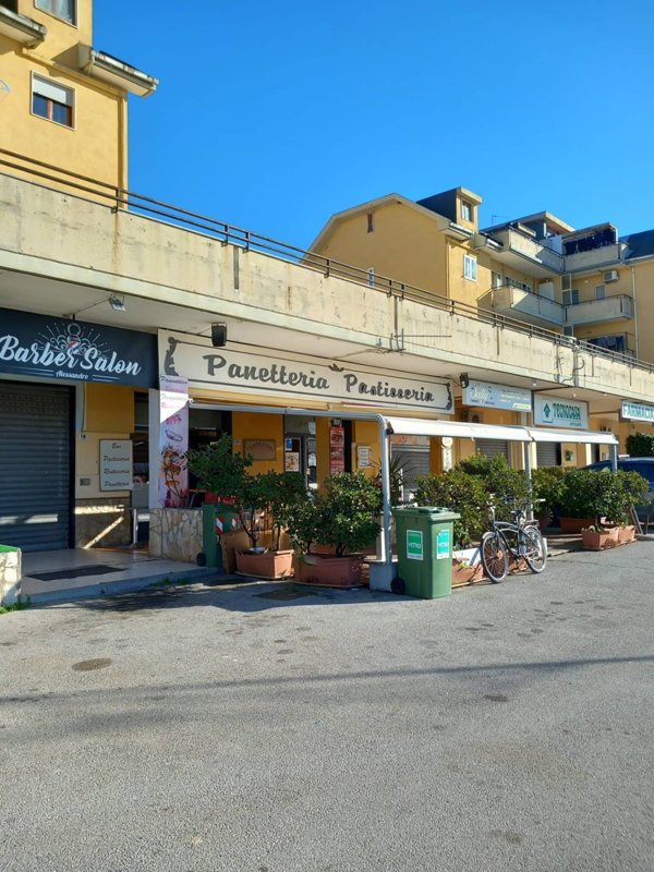 negozio in vendita a Montecorvino Pugliano