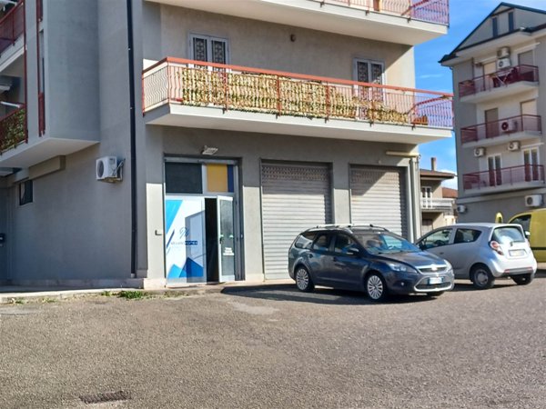 locale commerciale in vendita a Montecorvino Pugliano in zona Bivio Pratole