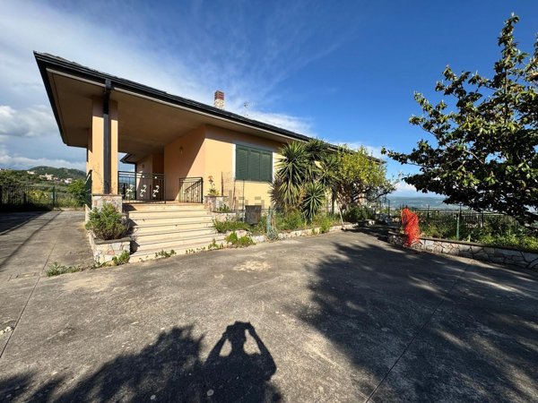 casa indipendente in vendita a Montecorvino Pugliano