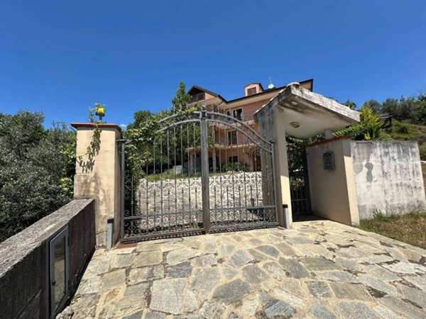 casa indipendente in vendita a Montecorvino Pugliano in zona Santa Tecla