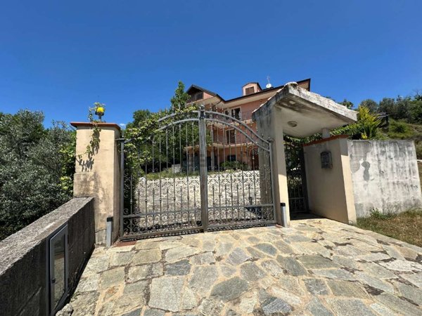 casa indipendente in vendita a Montecorvino Pugliano