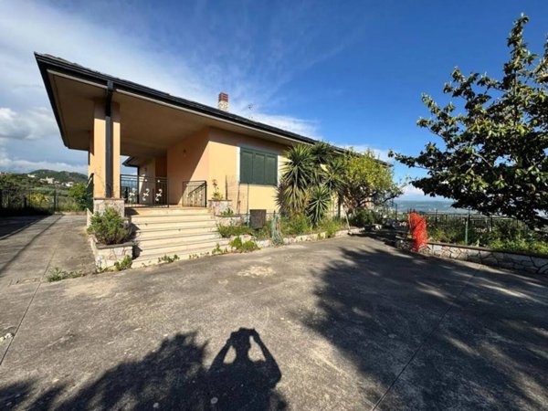casa indipendente in vendita a Montecorvino Pugliano