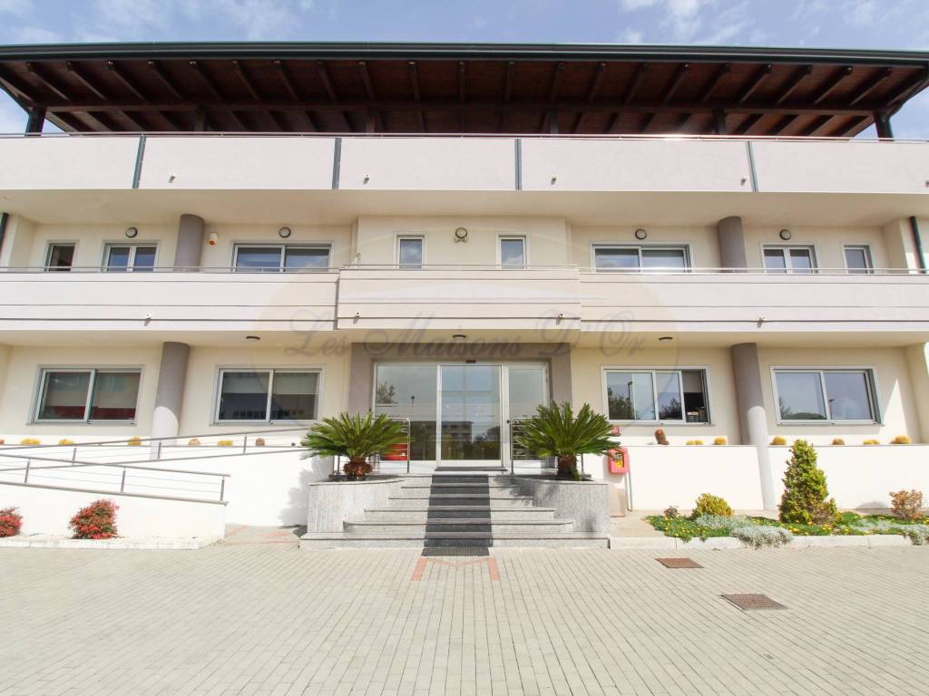 locale commerciale in vendita a Montecorvino Pugliano