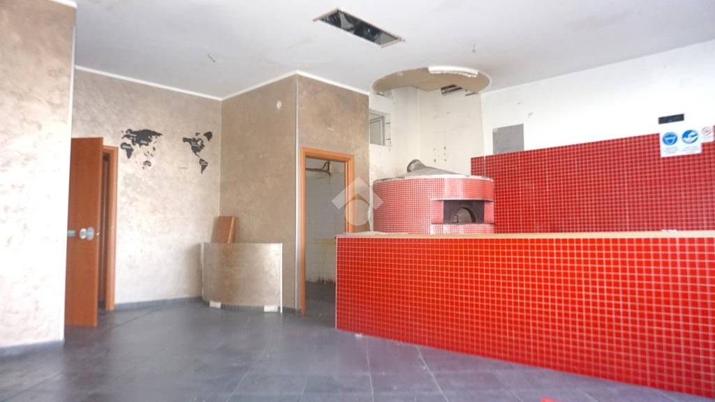 negozio in vendita a Montecorvino Pugliano in zona Pagliarone