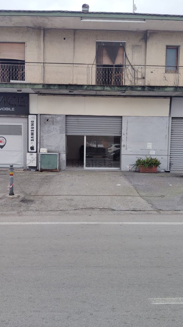 locale commerciale in vendita a Montecorvino Pugliano
