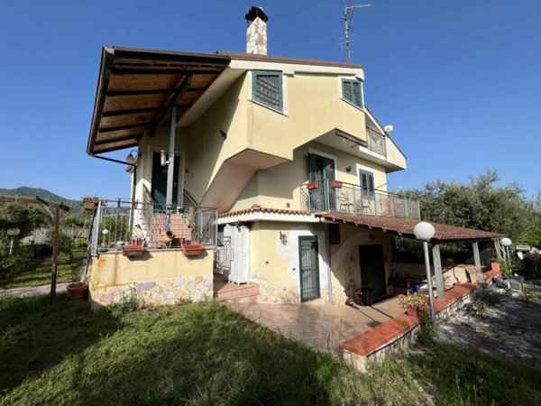 casa indipendente in vendita a Montecorvino Rovella