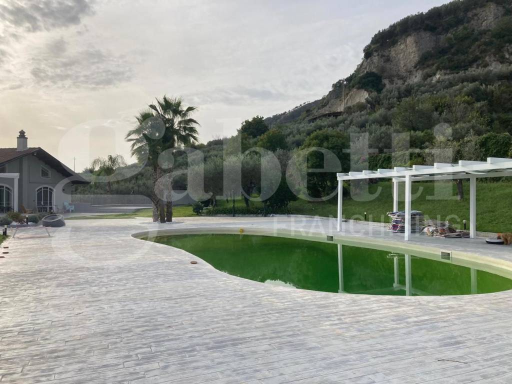 casa indipendente in vendita a Montecorvino Rovella