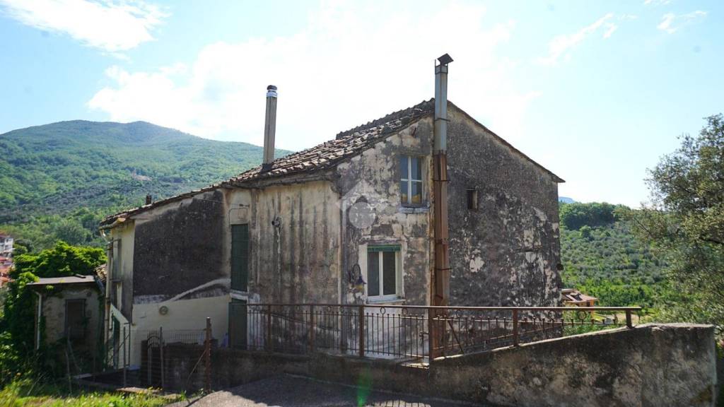 casa indipendente in vendita a Montecorvino Rovella