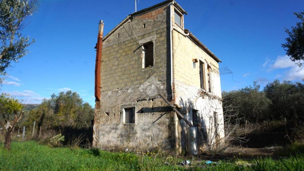 casa indipendente in vendita a Montecorvino Rovella in zona Macchia