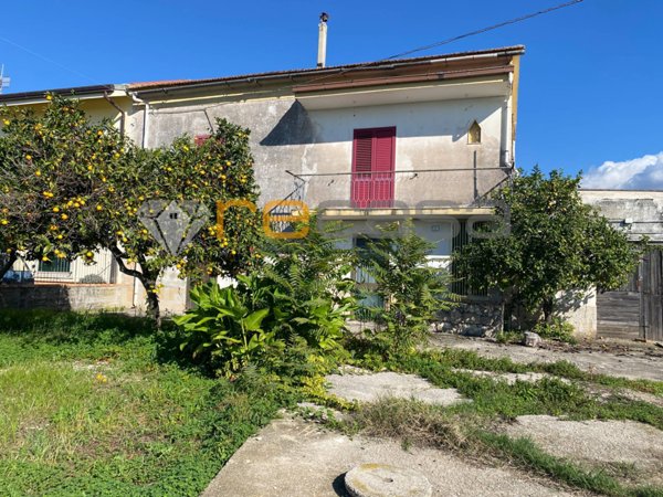 casa indipendente in vendita a Montecorvino Rovella in zona Macchia