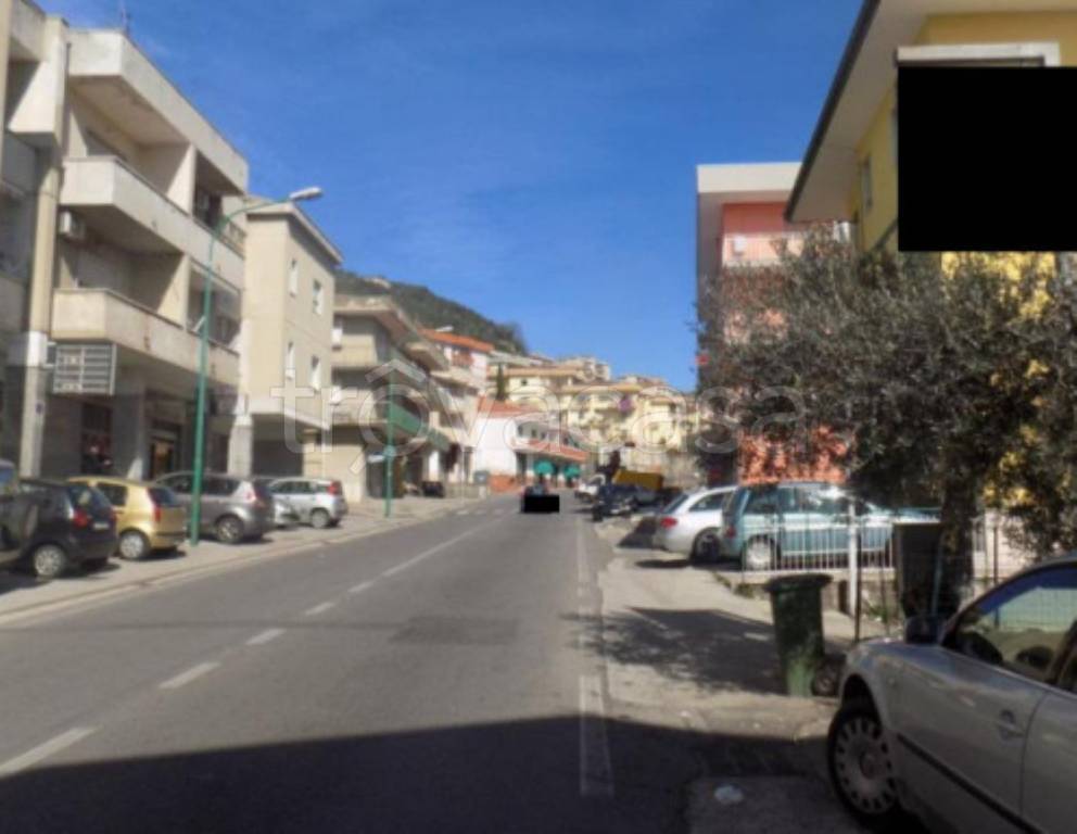 negozio in vendita a Montecorvino Rovella in zona Pezze