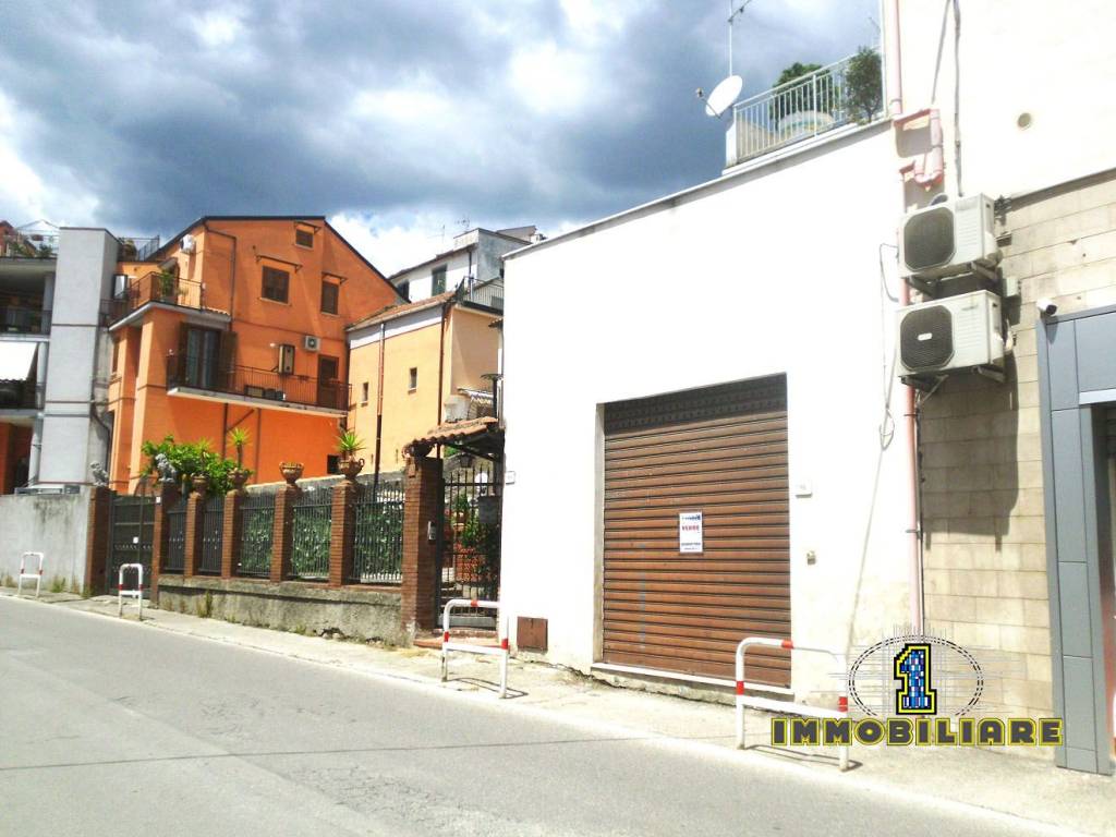 negozio in vendita a Montecorvino Rovella in zona Pezze