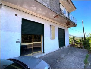 locale commerciale in vendita a Montecorvino Rovella