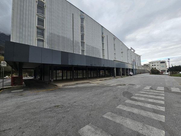 locale commerciale in vendita a Nocera Superiore