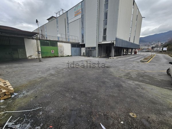 locale commerciale in vendita a Nocera Superiore