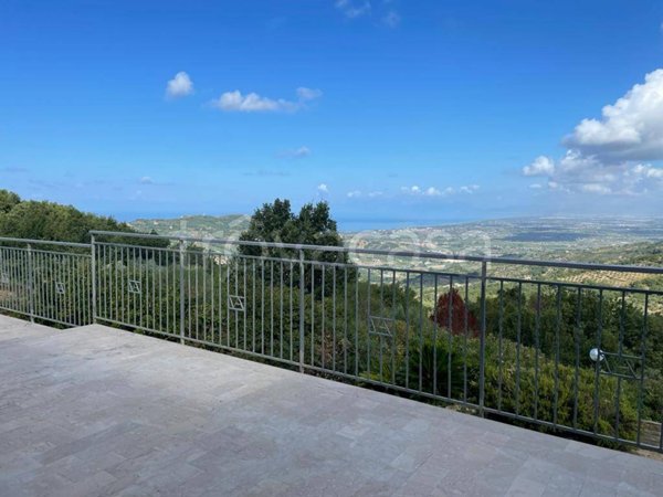 casa indipendente in vendita ad Ogliastro Cilento